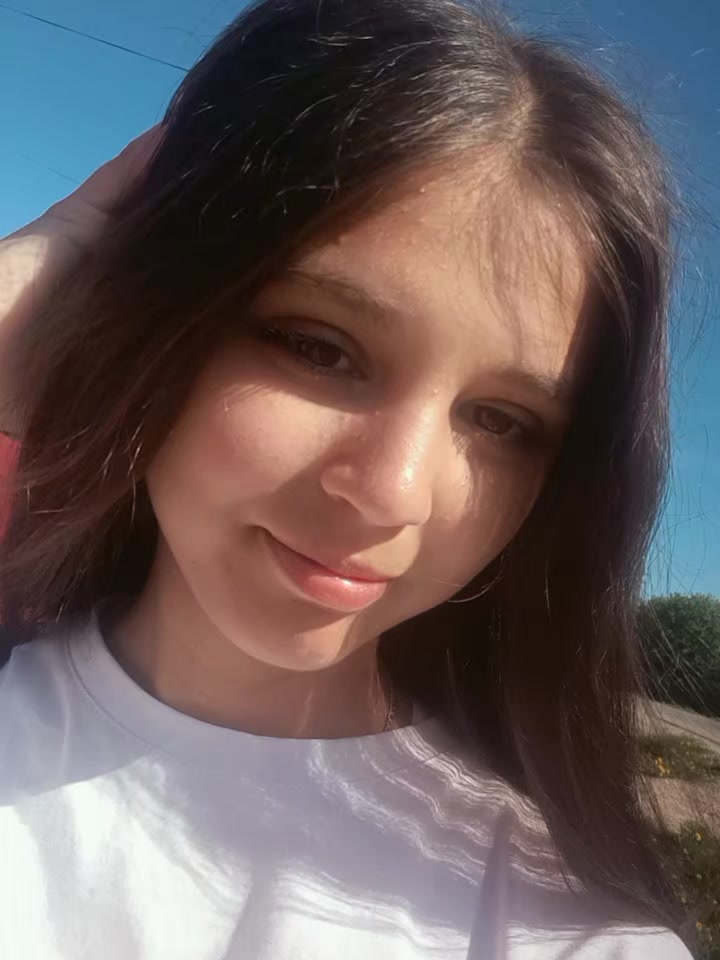 @)