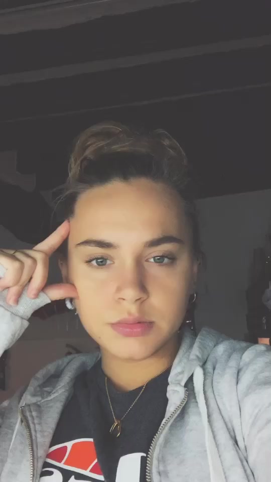 @Angélina