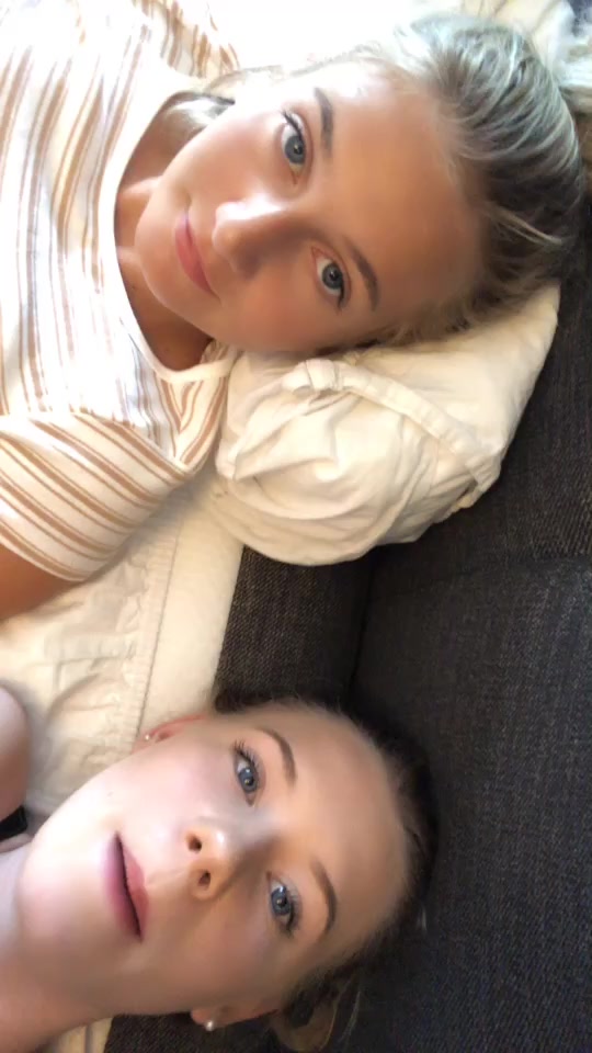 @Två blondiner