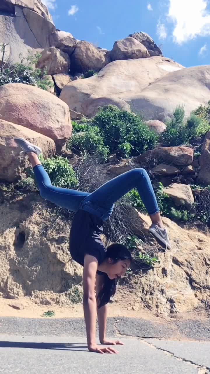 @🤸🏻♂️