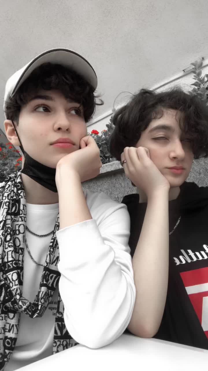 @ariwnwz_