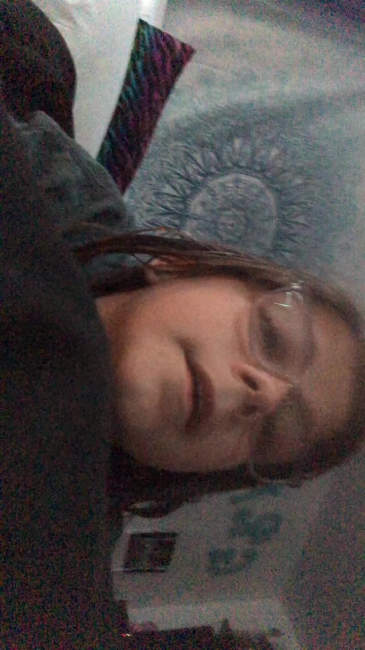 @😭