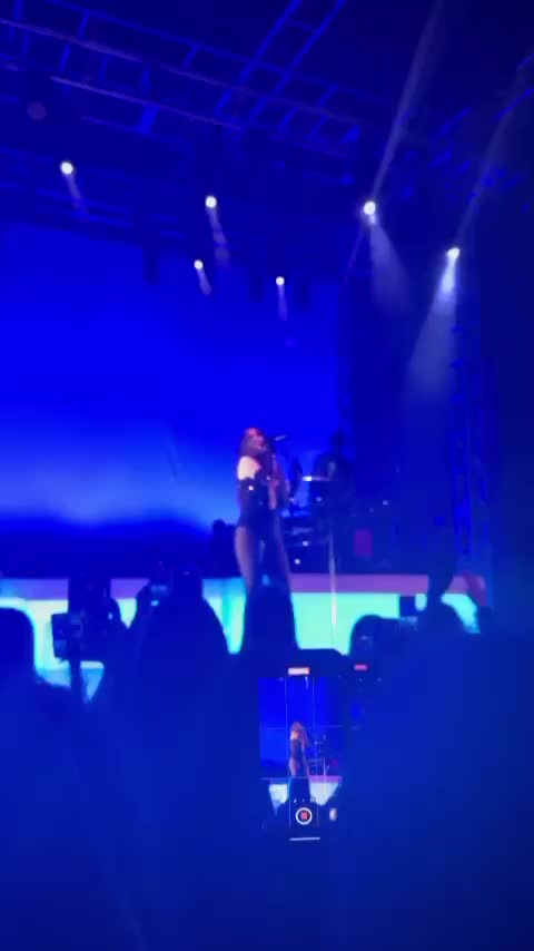 @MIMI WEBB ON TOUR