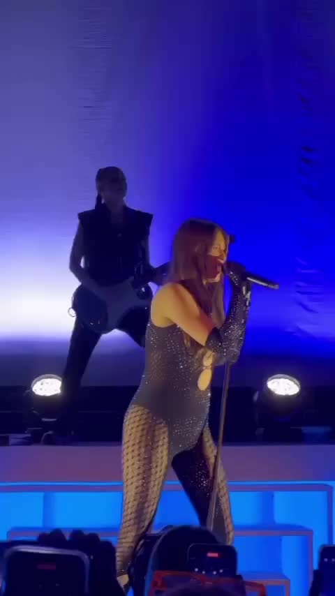 @MIMI WEBB ON TOUR