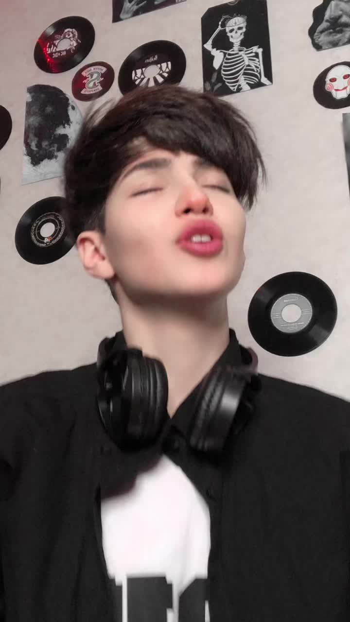 @ariwnwz_