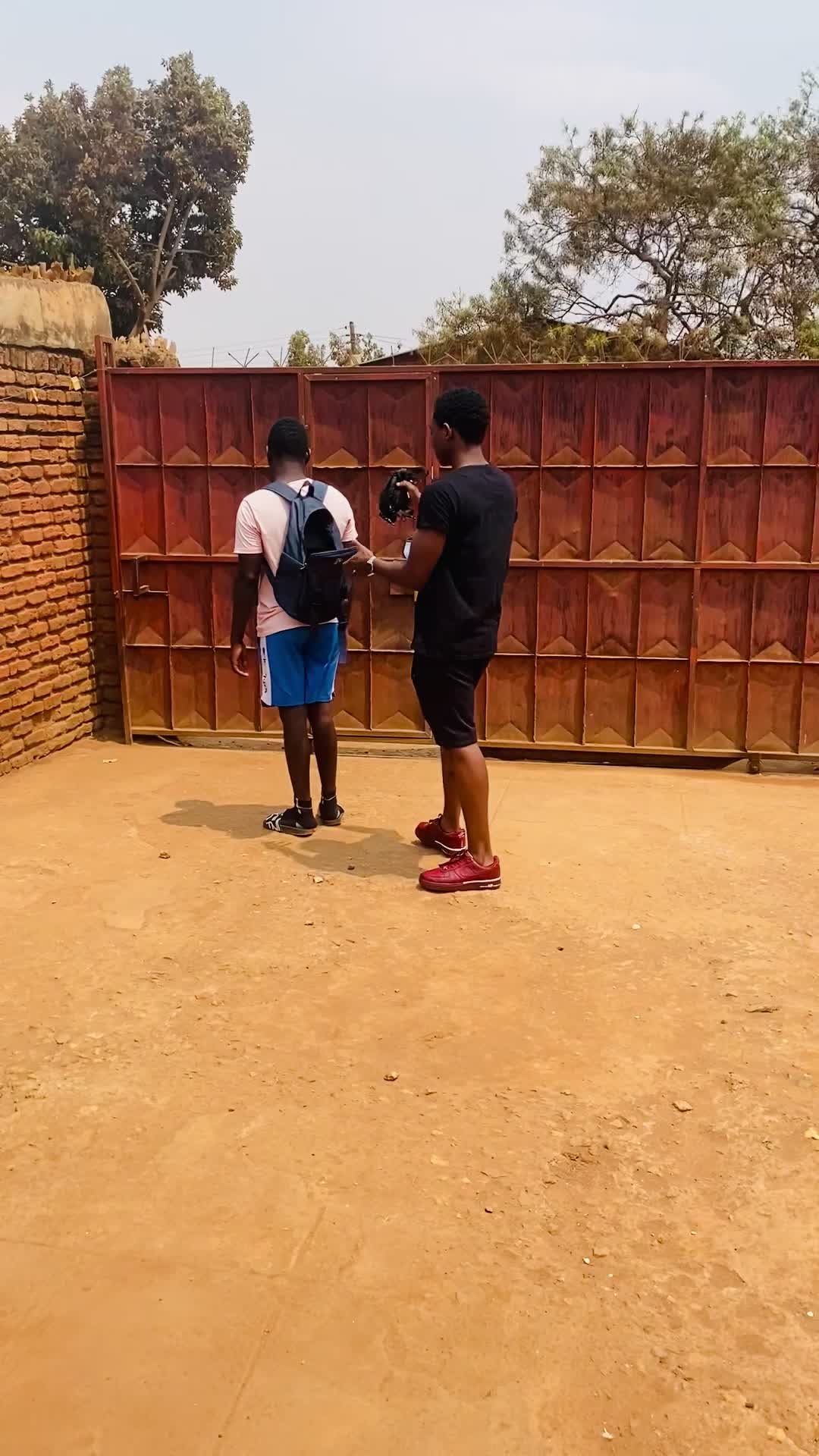 @Abwezi Mwandiona?