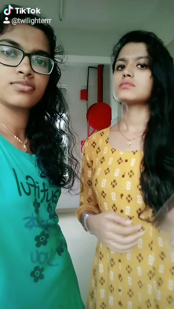 @Mahii👑