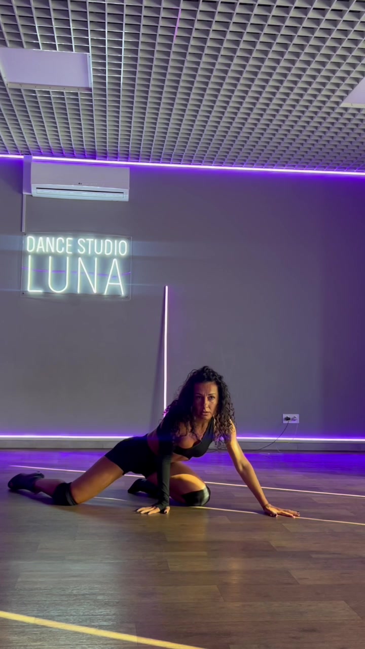 @CuRlyAnnet