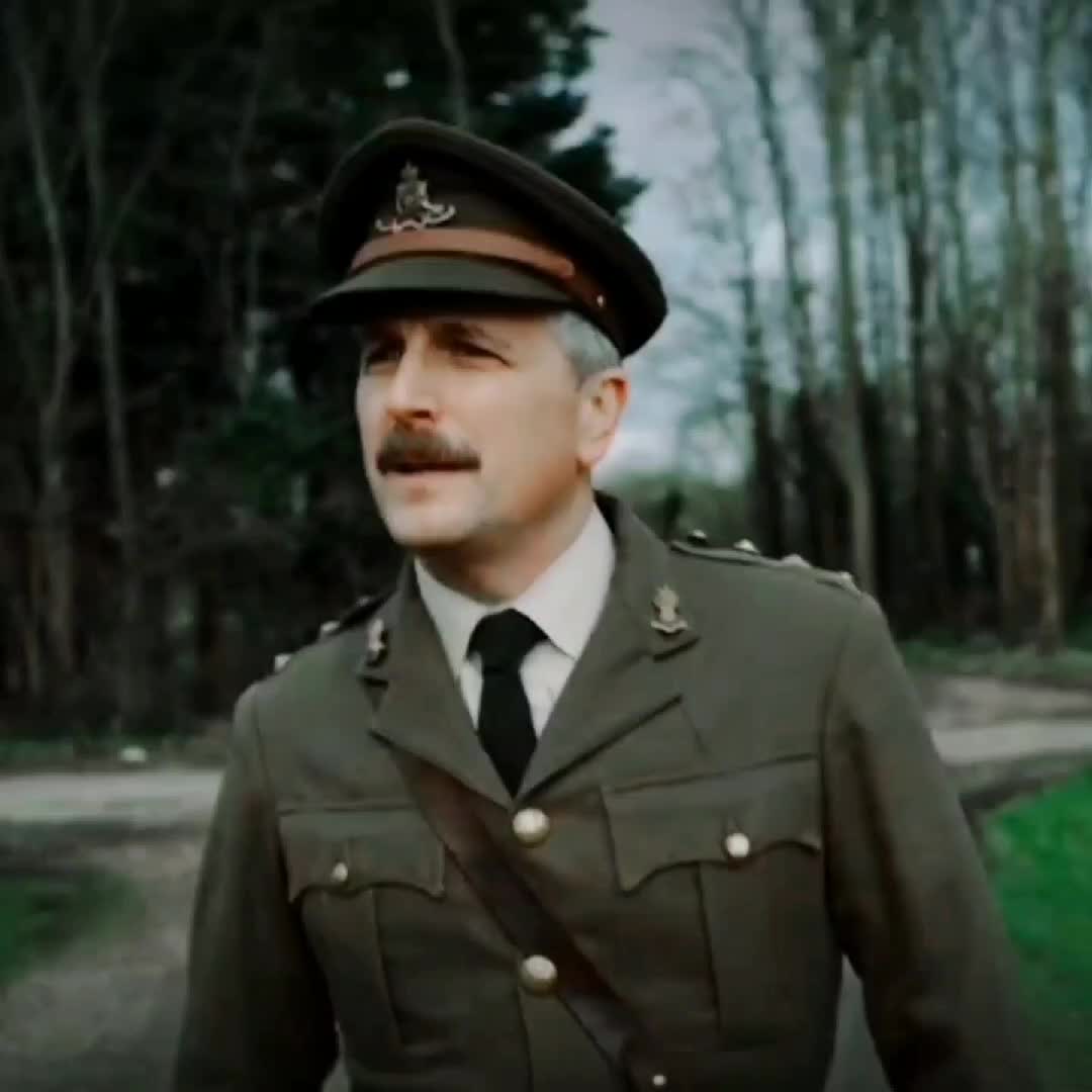 @Mathew Baynton's middle~finger