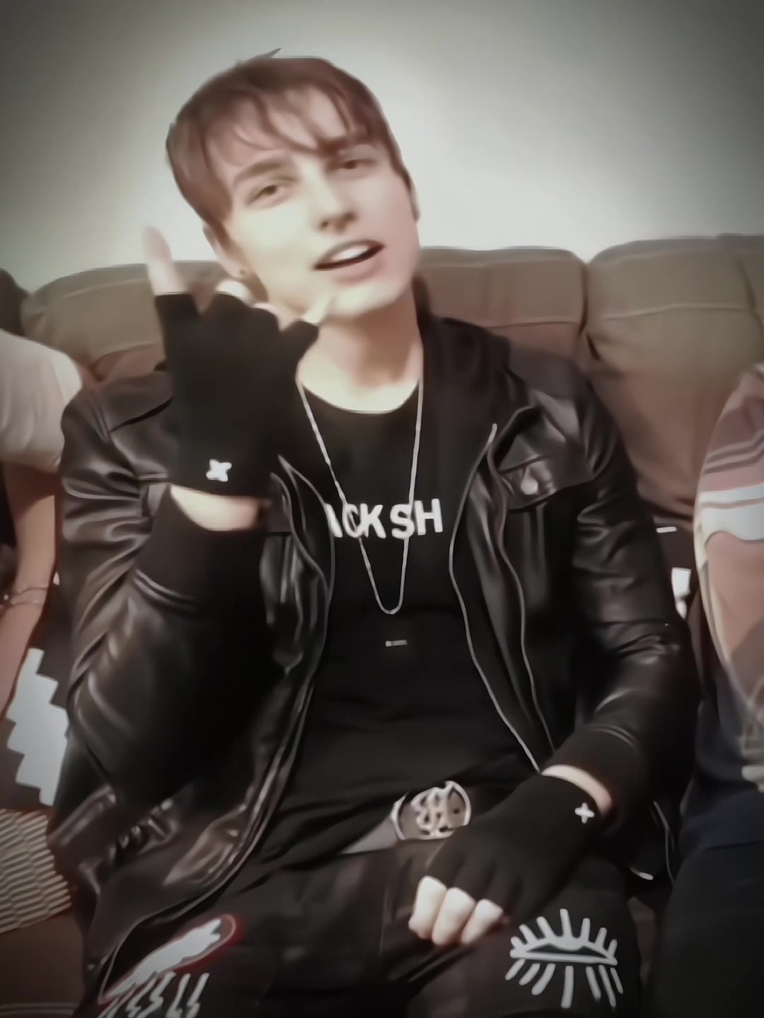 @โ
๐๐ฆ๐ฏ๐๐๐ข๐ฉ๐ฉ๐ โ