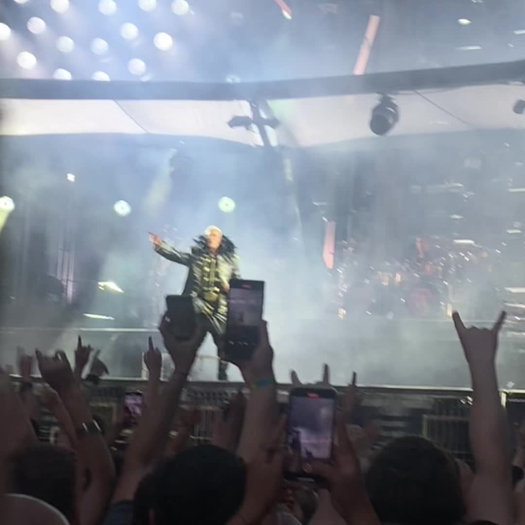 @Eva🦇🎸
