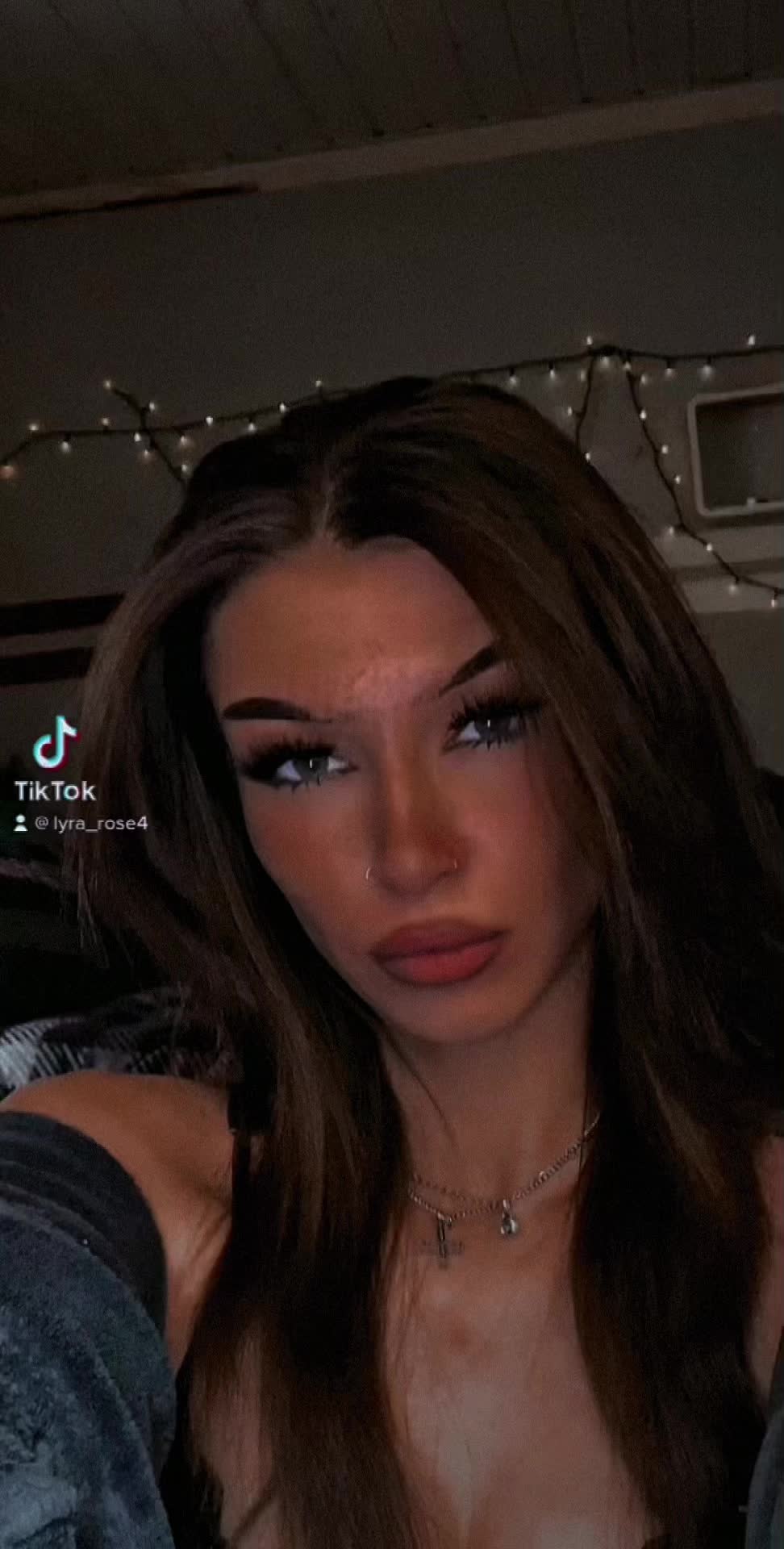 @Lyraa-Roses_
