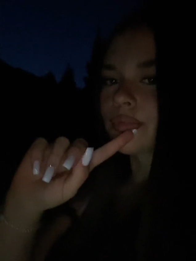 @𝐄
