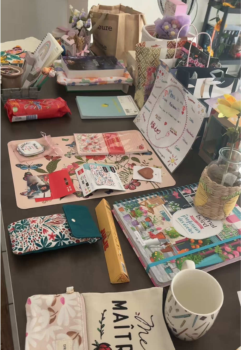 @👩🏻&zwj;🏫 Julie_TeacherReader 📚