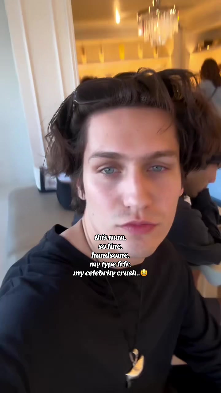 @𝘤𝘩𝘢𝘴𝘦 𝘧𝘰𝘭𝘭𝘰𝘸𝘴<3
