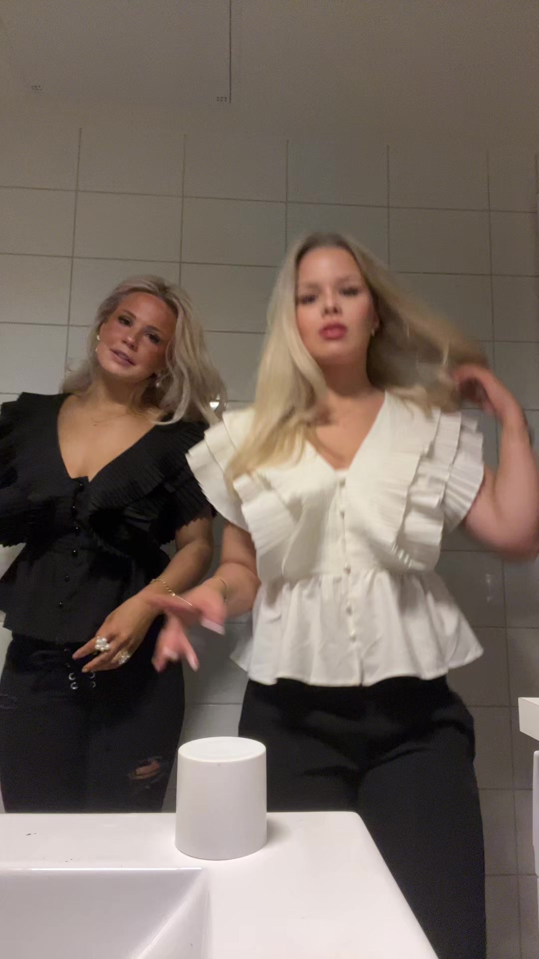 @The blondies🍸🧘🏼♀️🤍🪩🎧