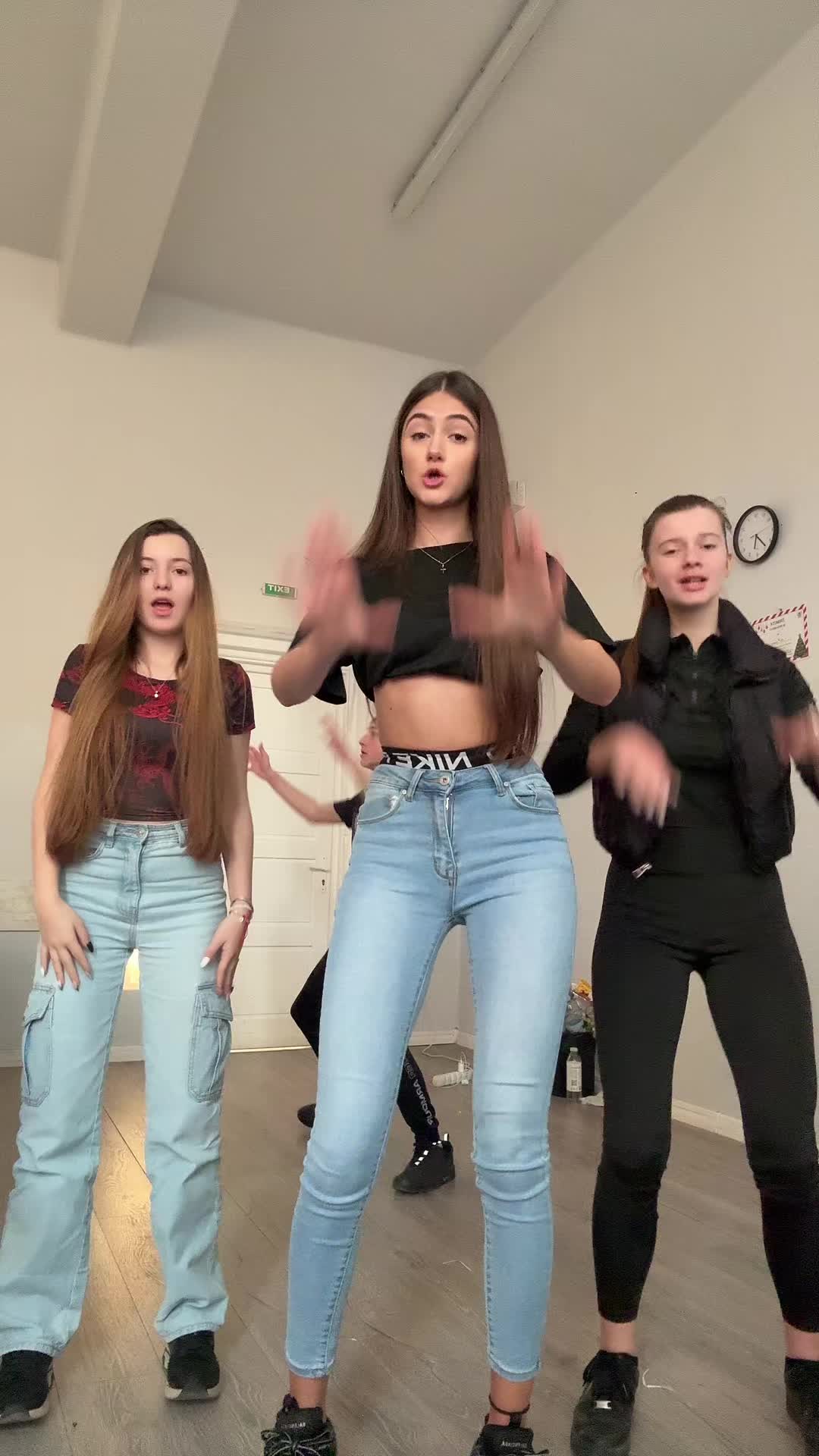 @user9371477253