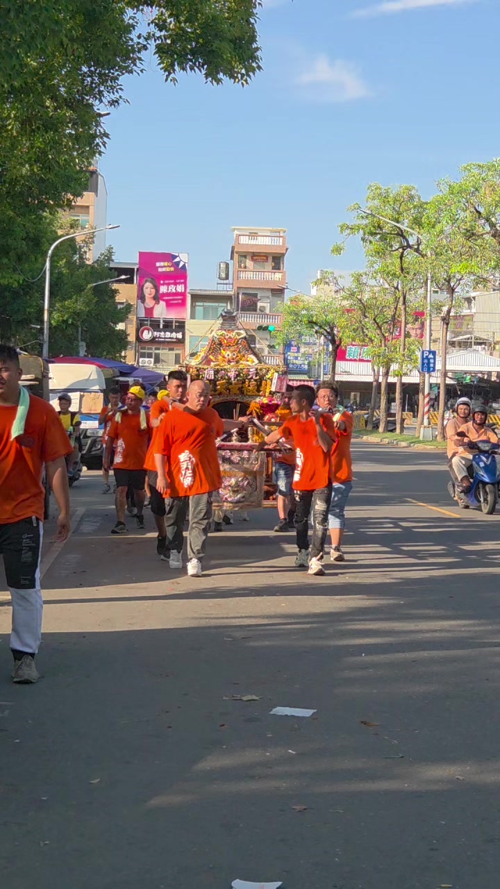 @帥哥跑廟會