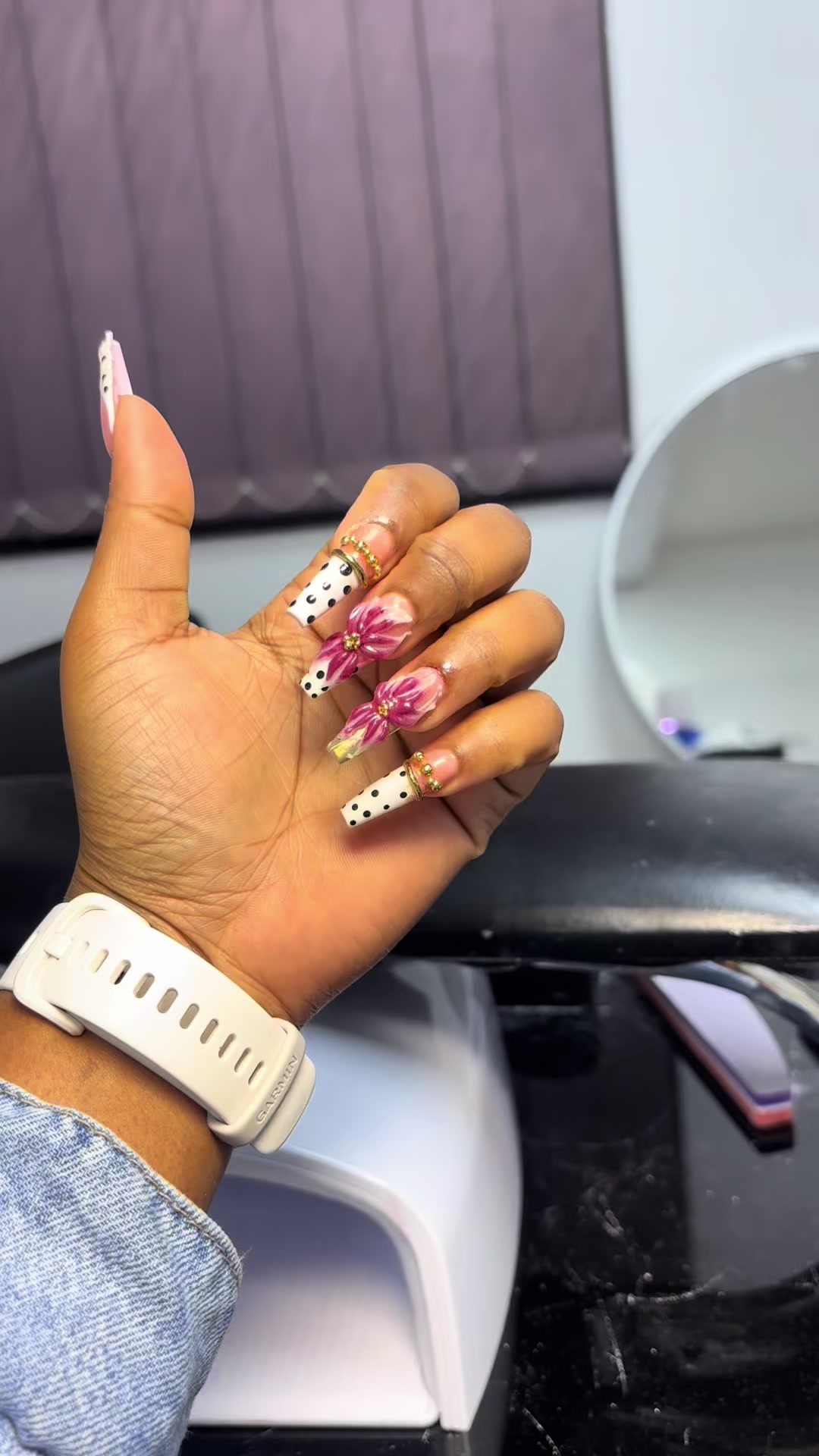 @adenailss