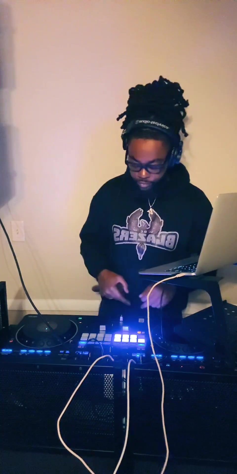 @Dj VON TRACKZ
