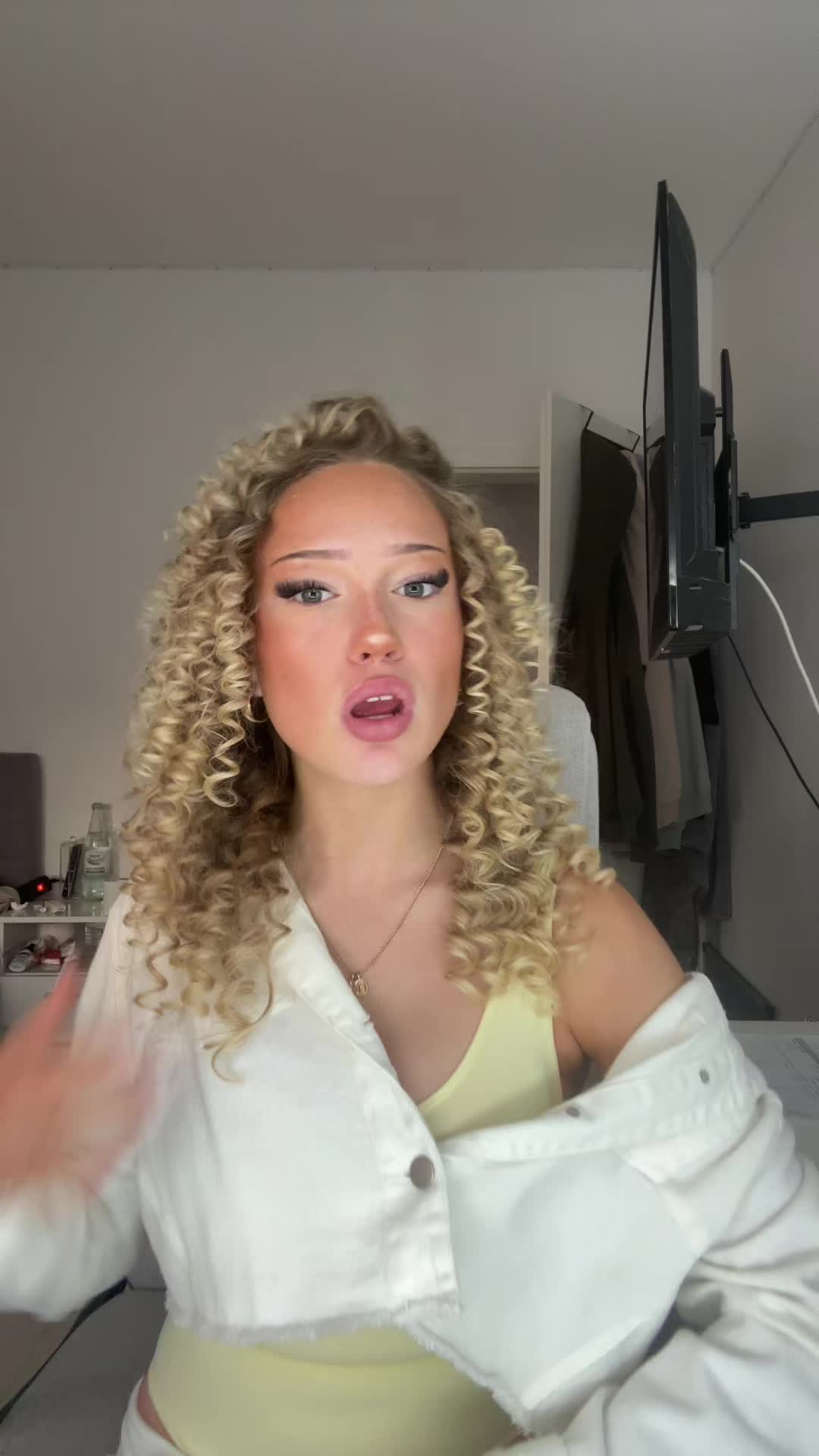 @_leasofie_