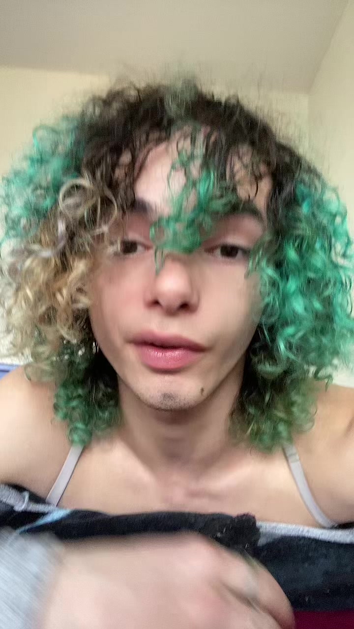 @shes_licking_thewall