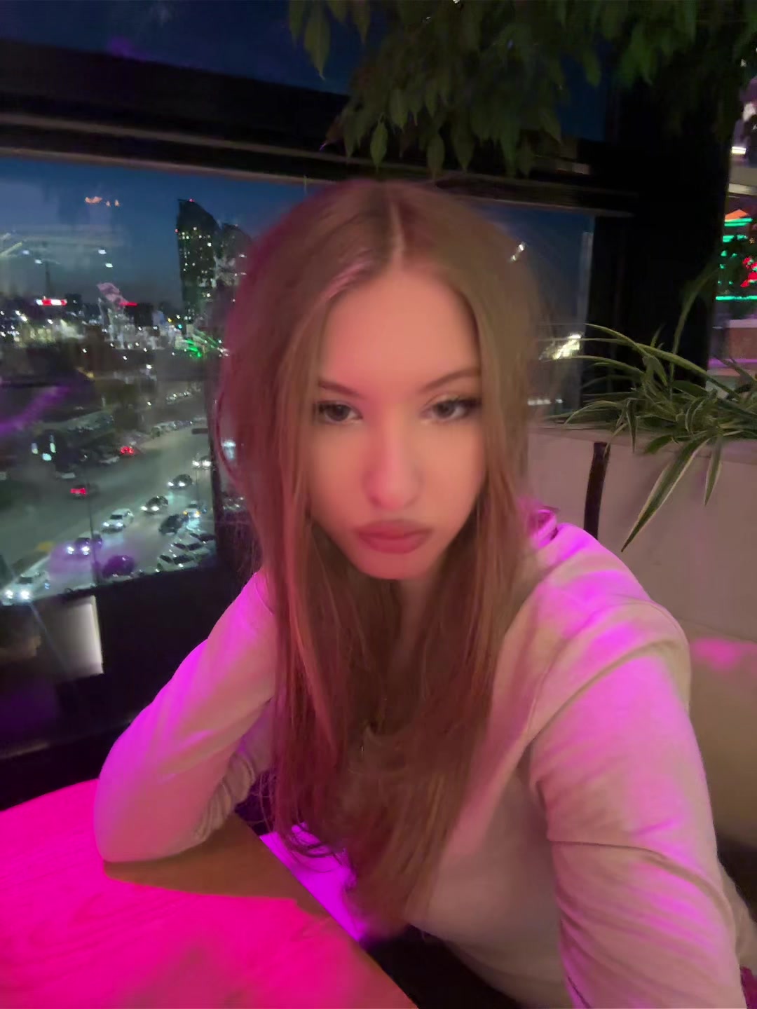 @<4