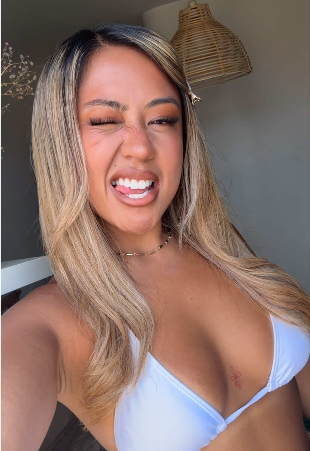 @Kzaurellana
