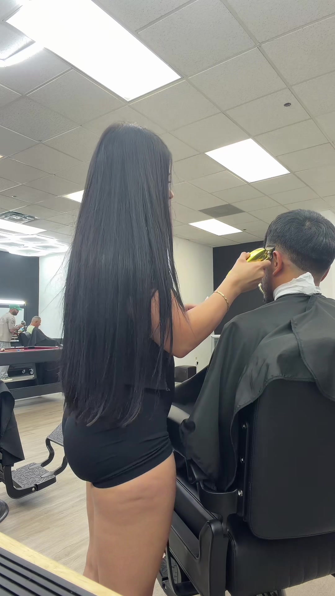 @honeybarber_