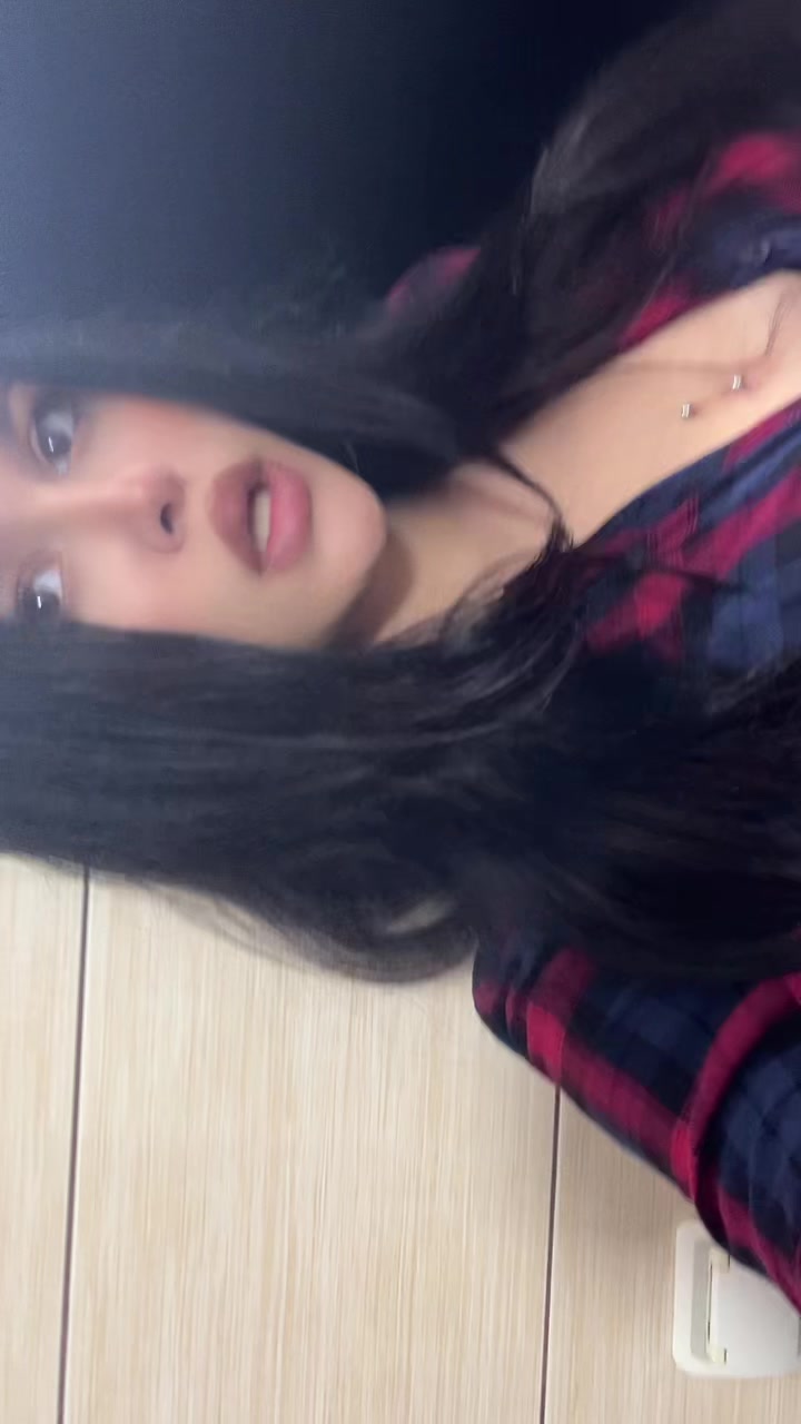 @neeveenica