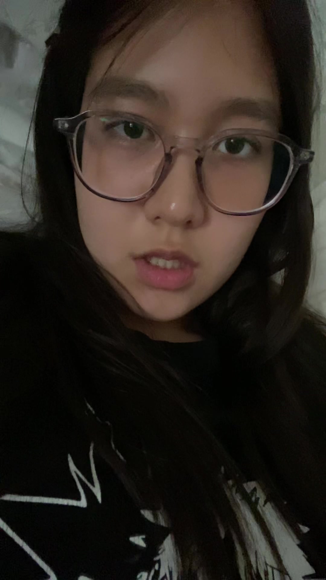 @>_<
