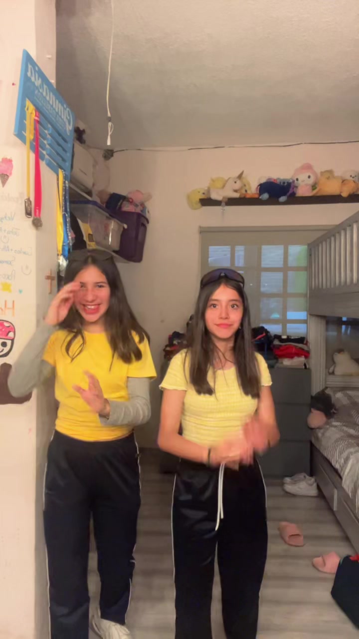 @👯&zwj;♀️👐🏽