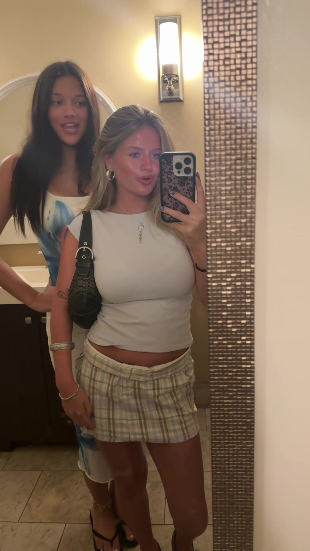 @bella