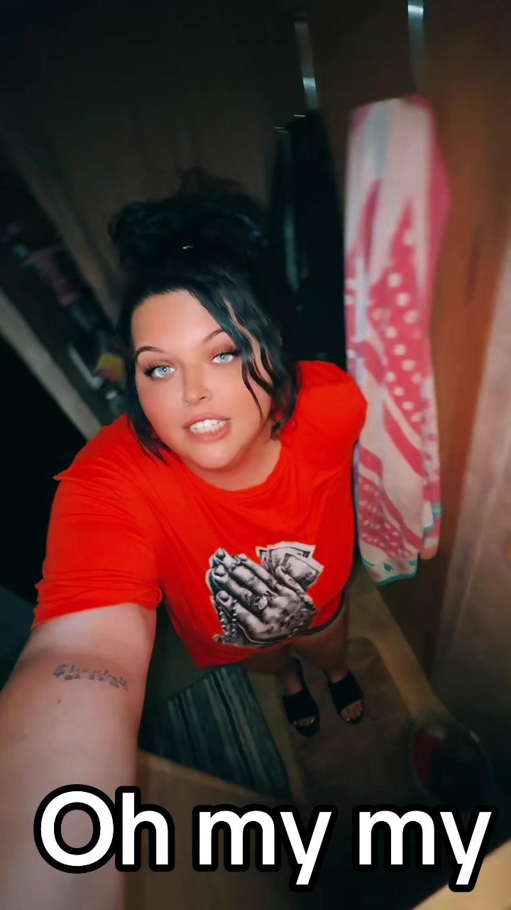 @🐝Blue Eyes & Thick Thighs🐝