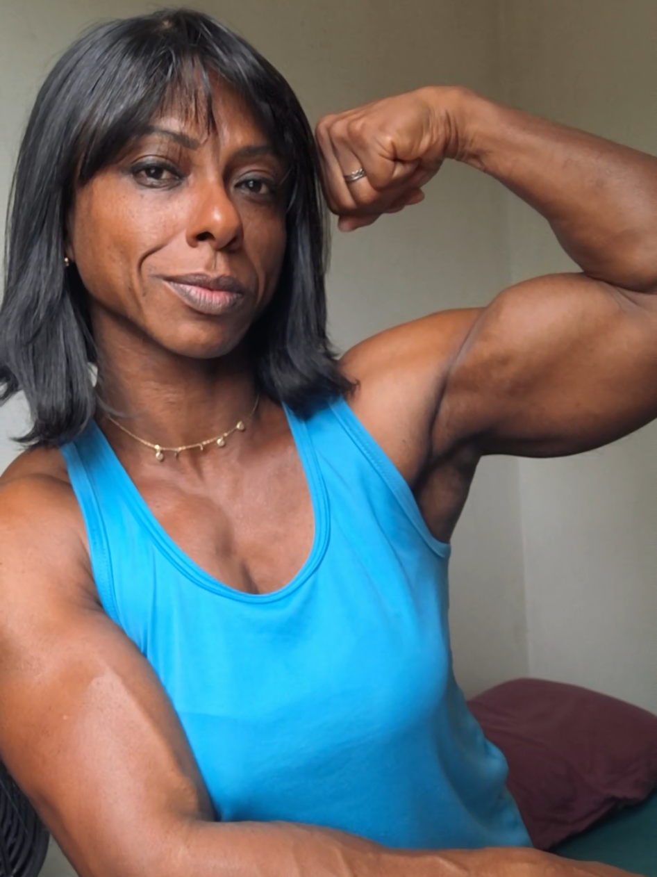 @Sarah_queenofmuscles👑