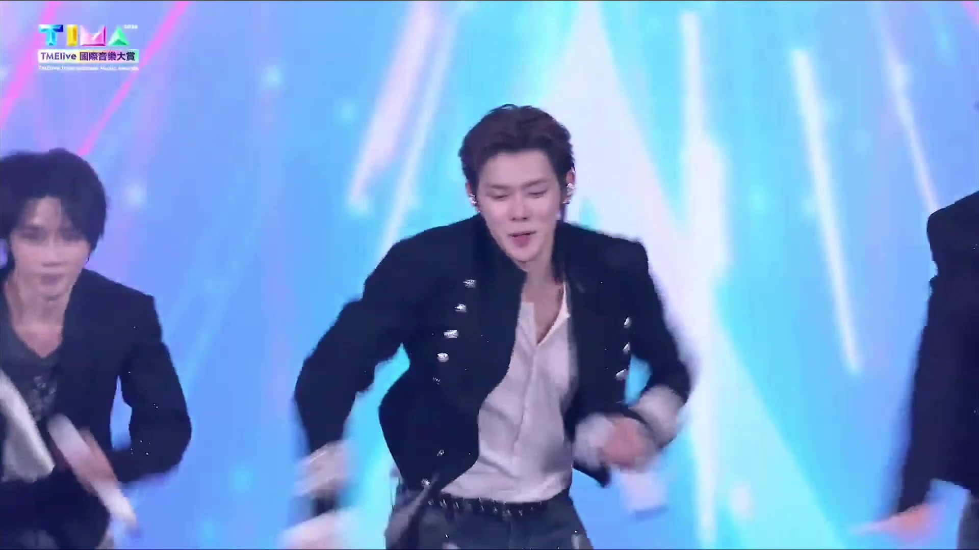 @Valeria saw and met TXT