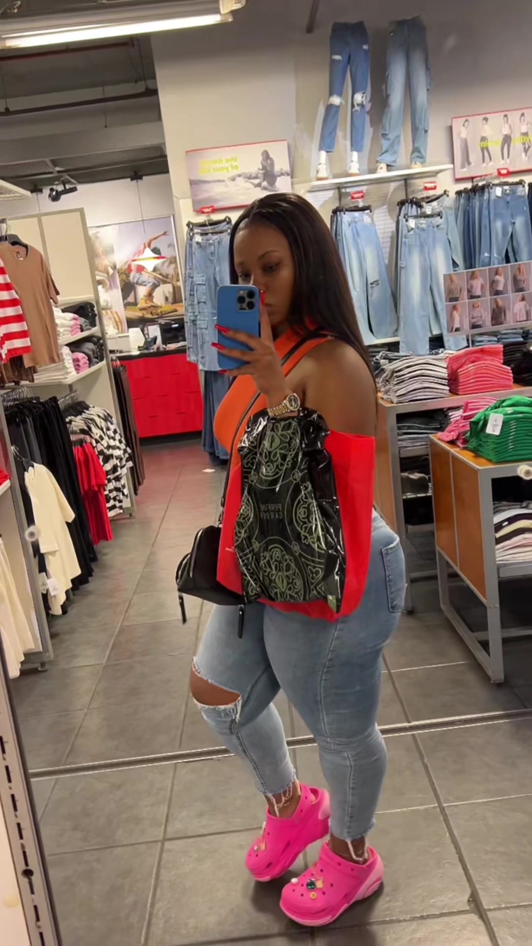 @M O N A 🍒