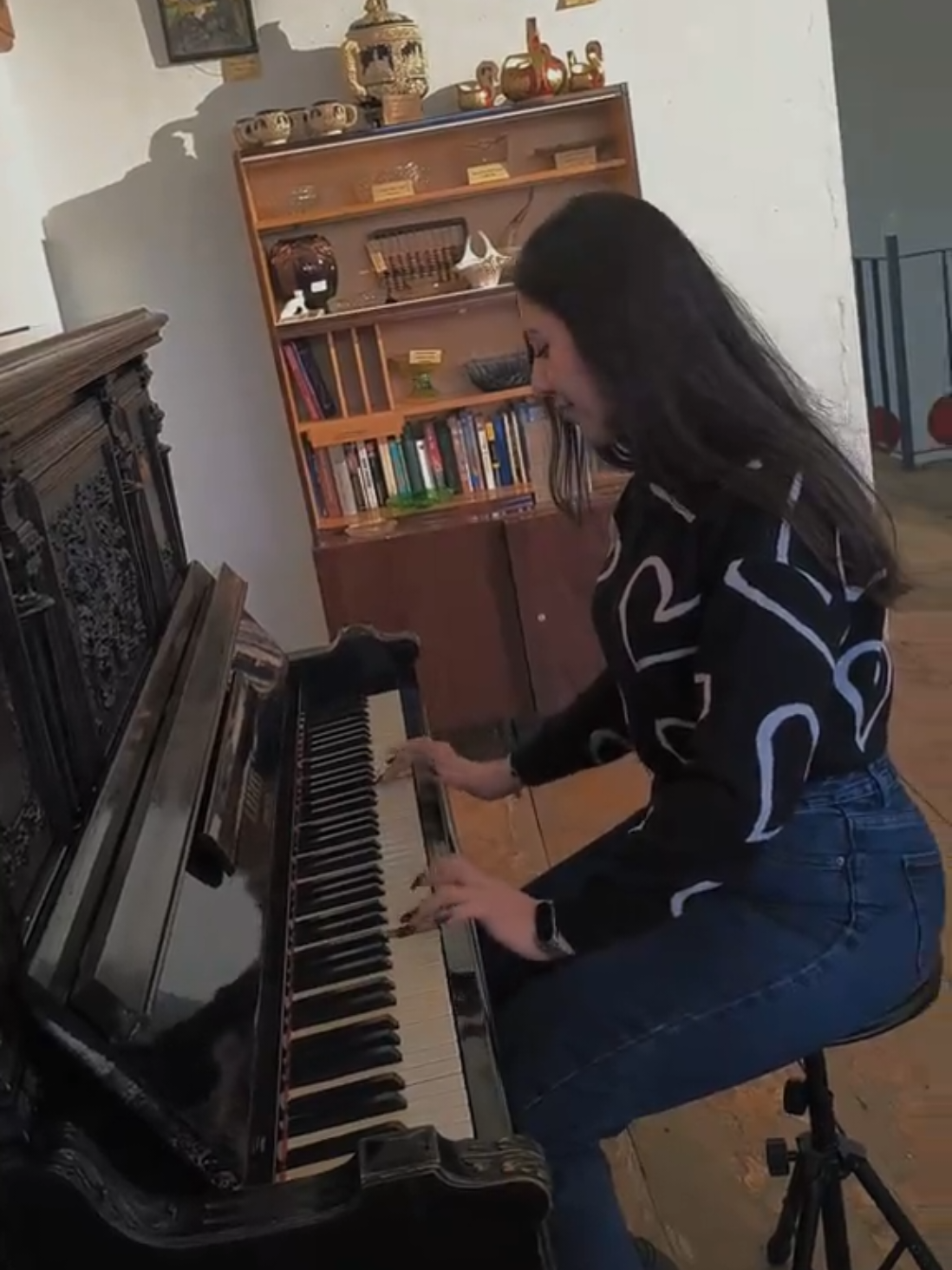@Мехри