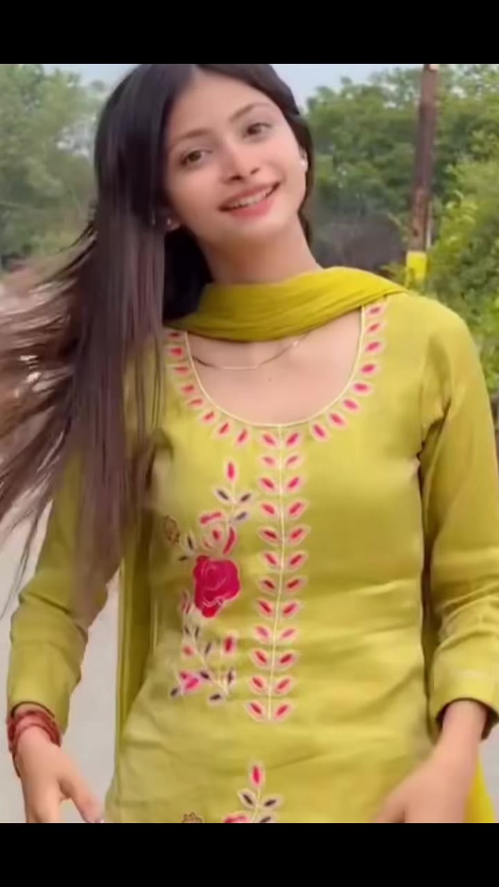 @AYESHA_KHAN_