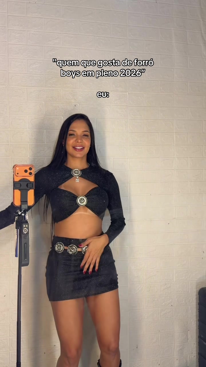 @N&uacute;bia Dias