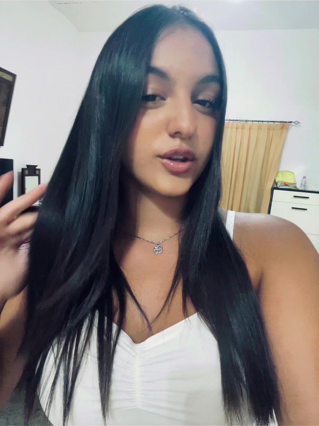@𝐥𝐚𝐫𝐚🌺