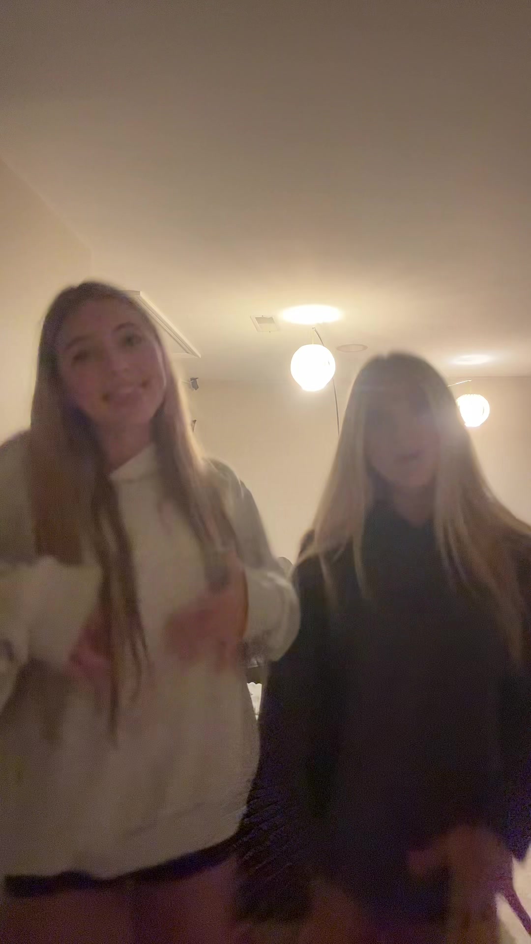@👯