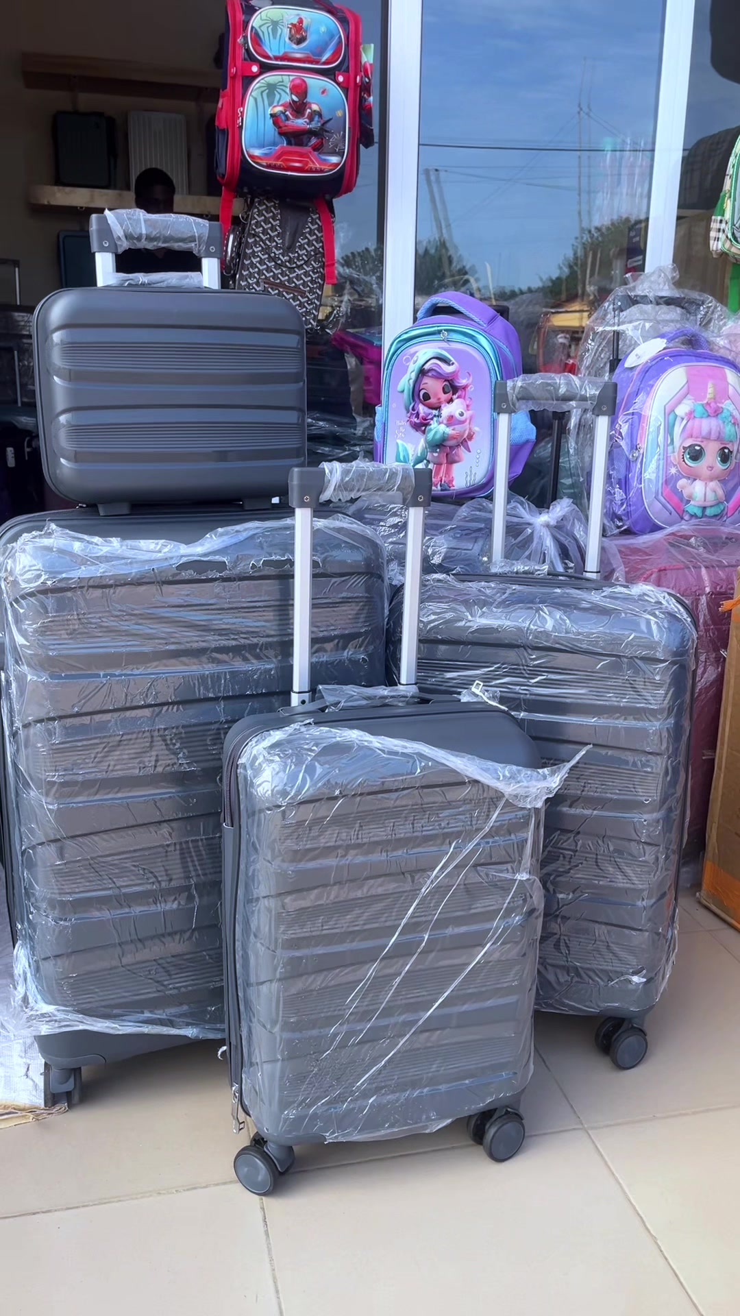 @Vendeur de valises &agrave; lom&eacute;