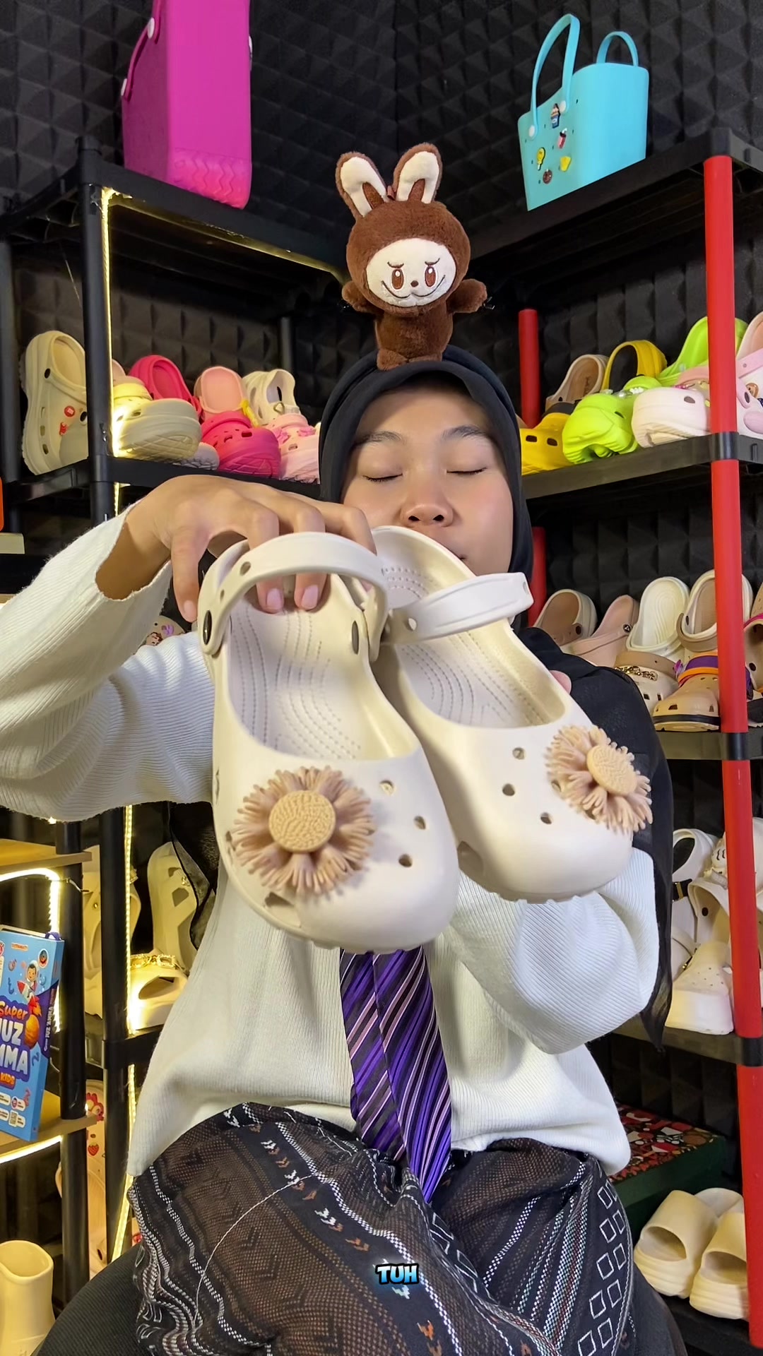 @LELI si paling TAS dan SANDAL