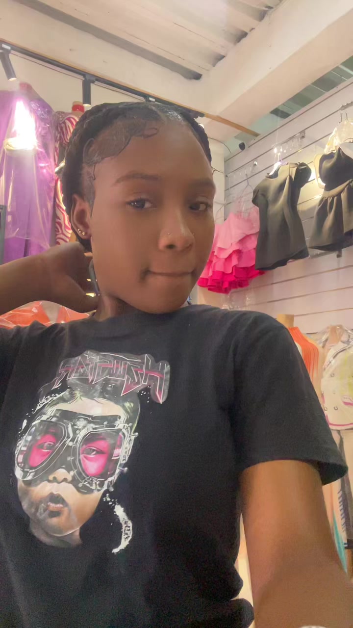 @niaabaee__