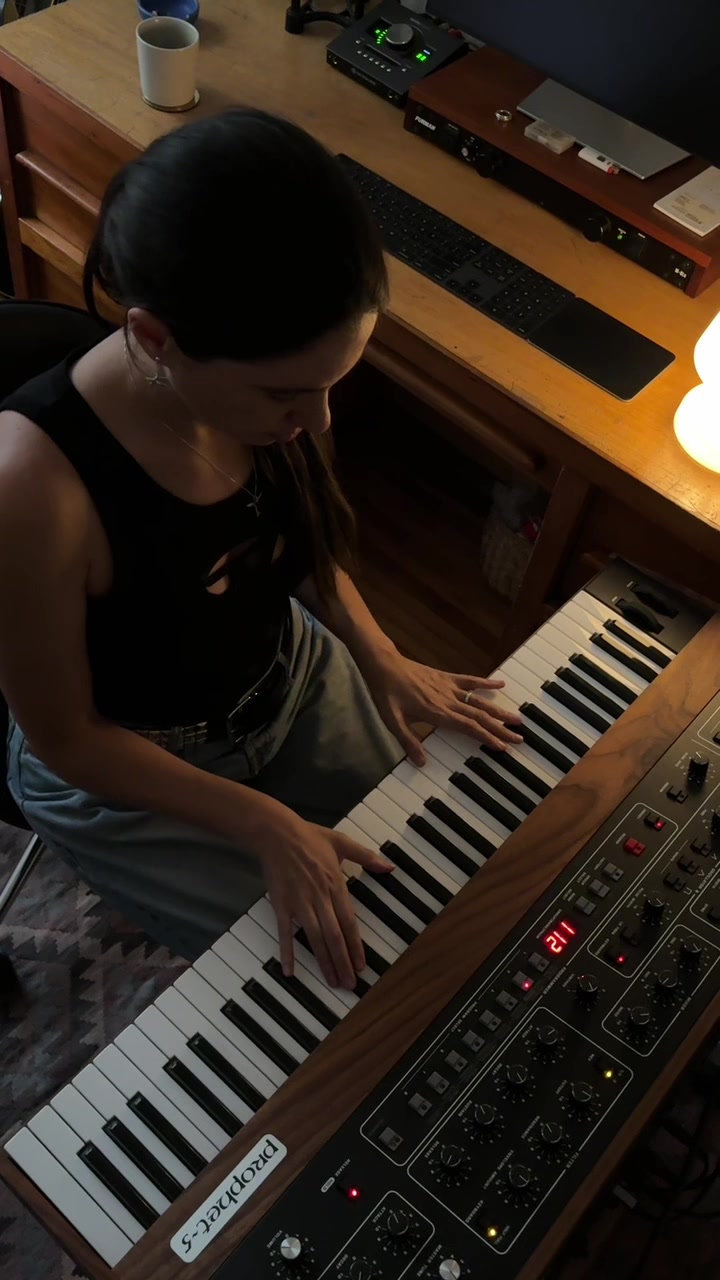 @Javiera Mena