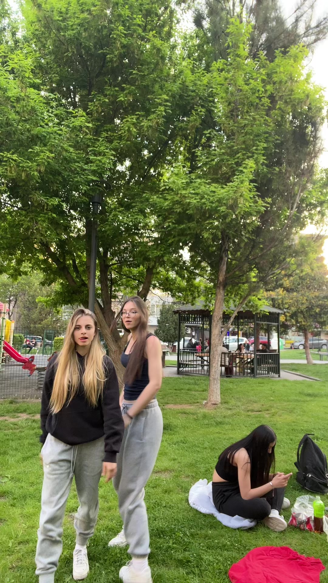 @urfavblondnbrunettee