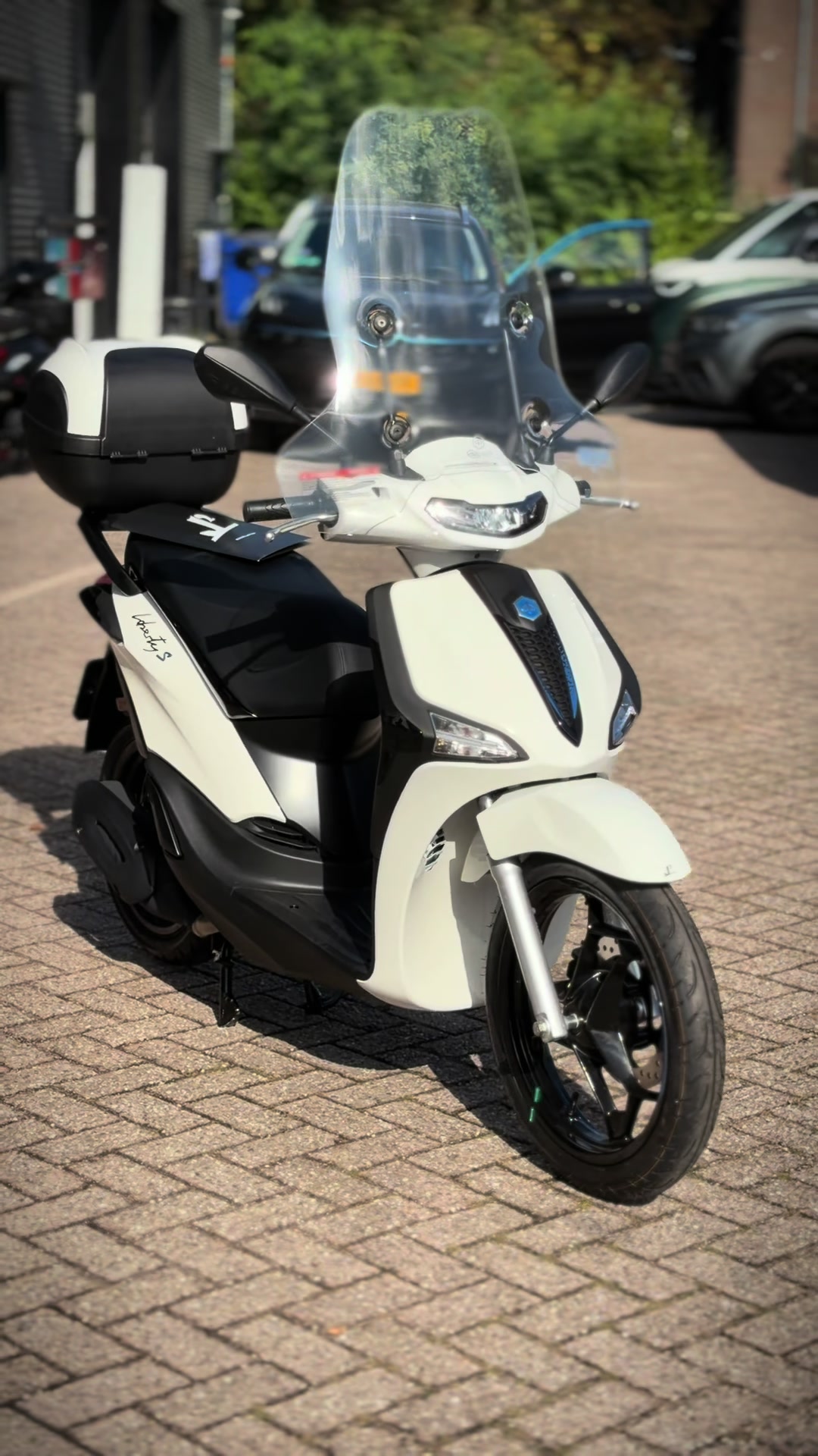 @J2 Scooters & Motoren