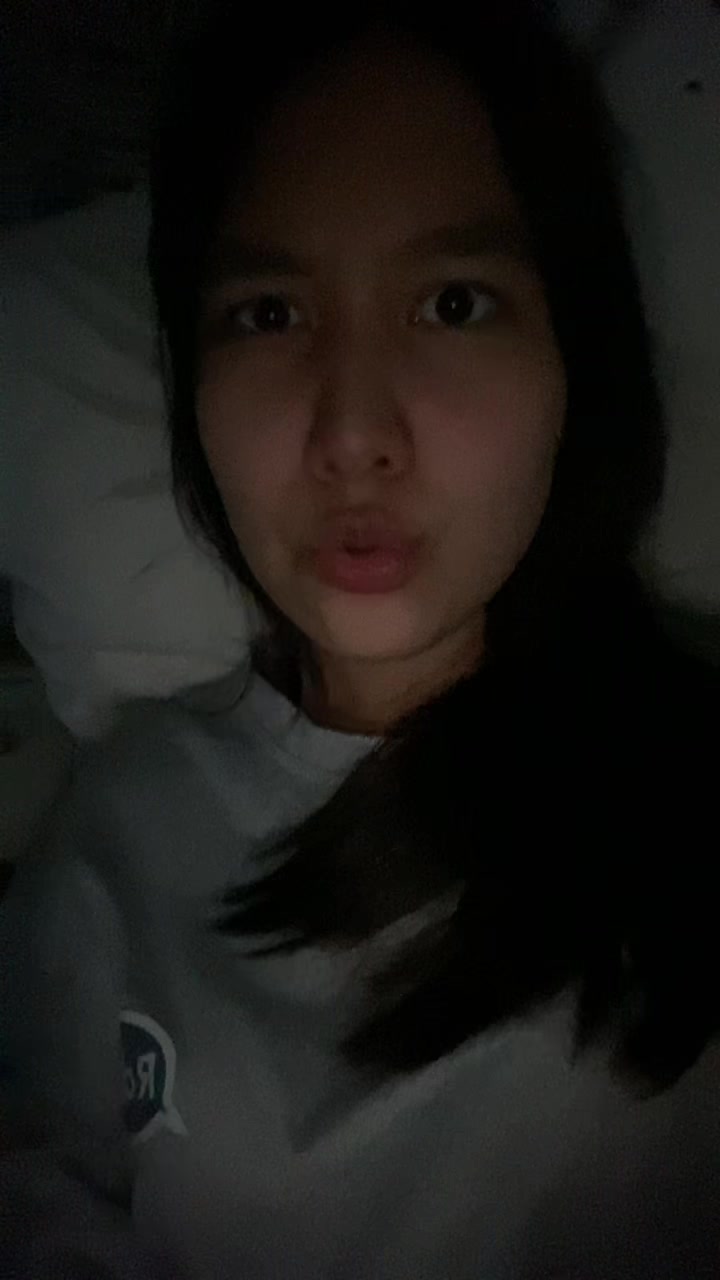 @>_<