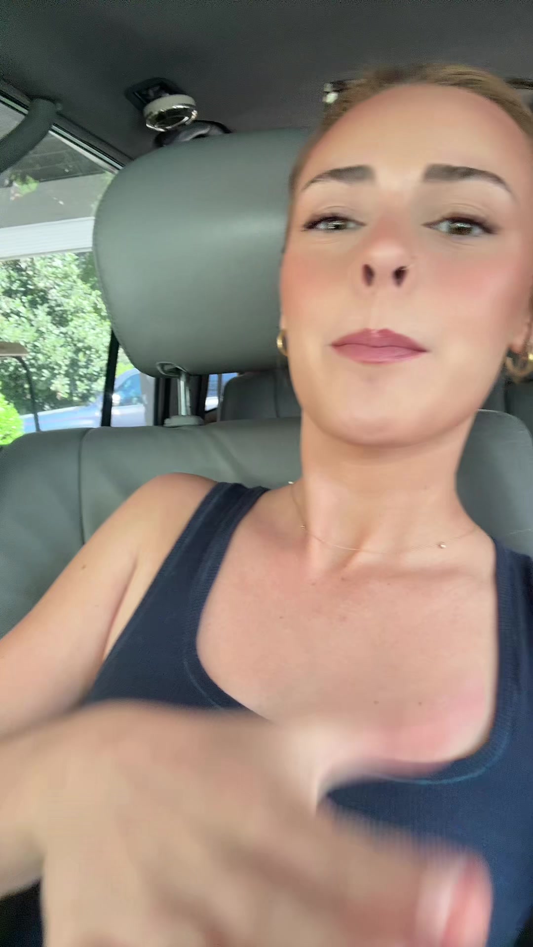 @🧍🏼&zwj;♀️